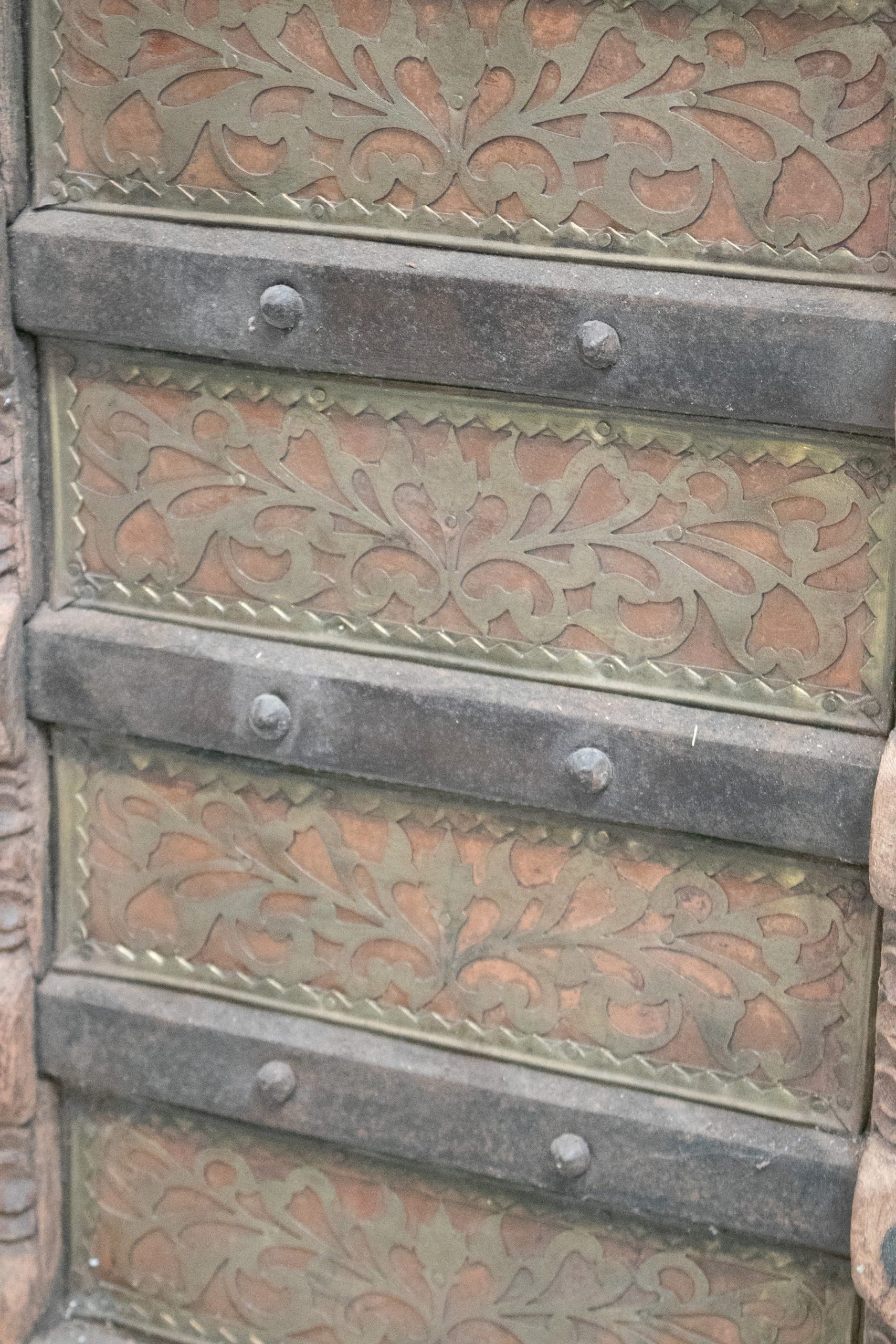 Puerta de Madera de la India Profusamente Decorada con Bronce y Hierro Ornamentales, de los Años 20