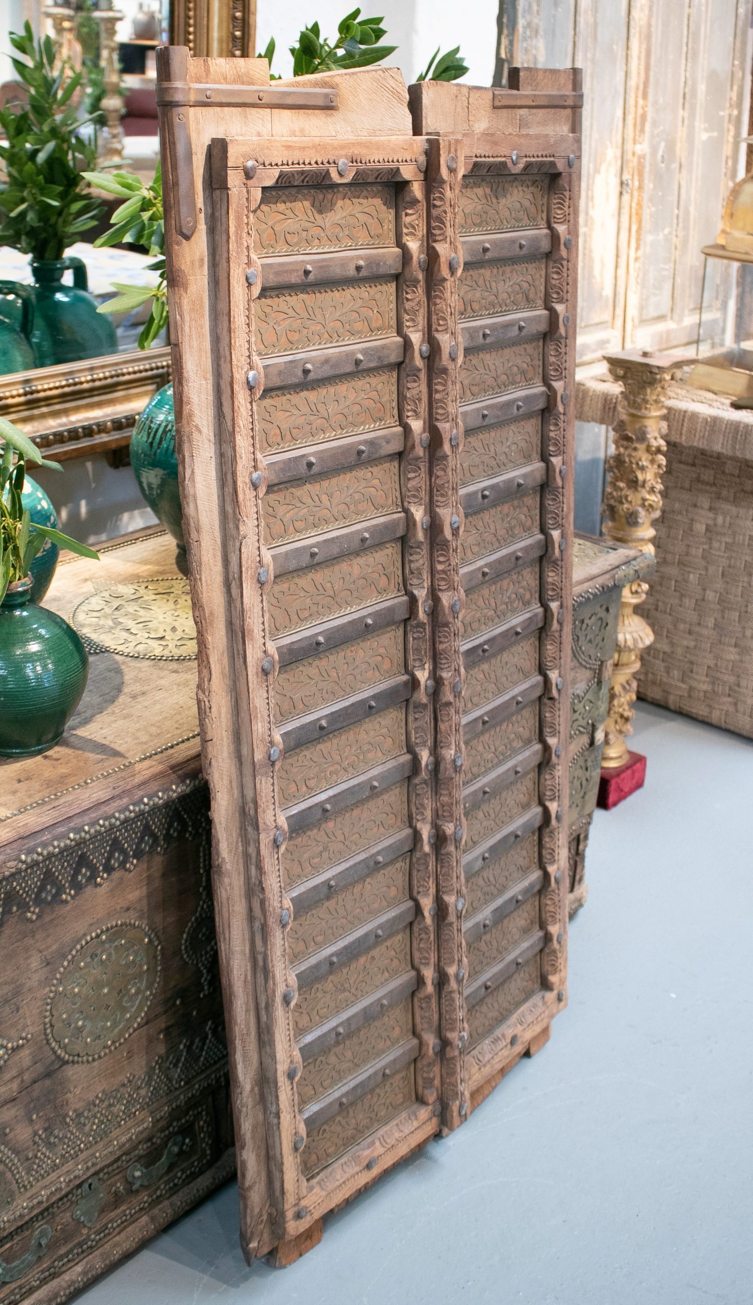 Puerta de Madera de la India Profusamente Decorada con Bronce y Hierro Ornamentales, de los Años 20