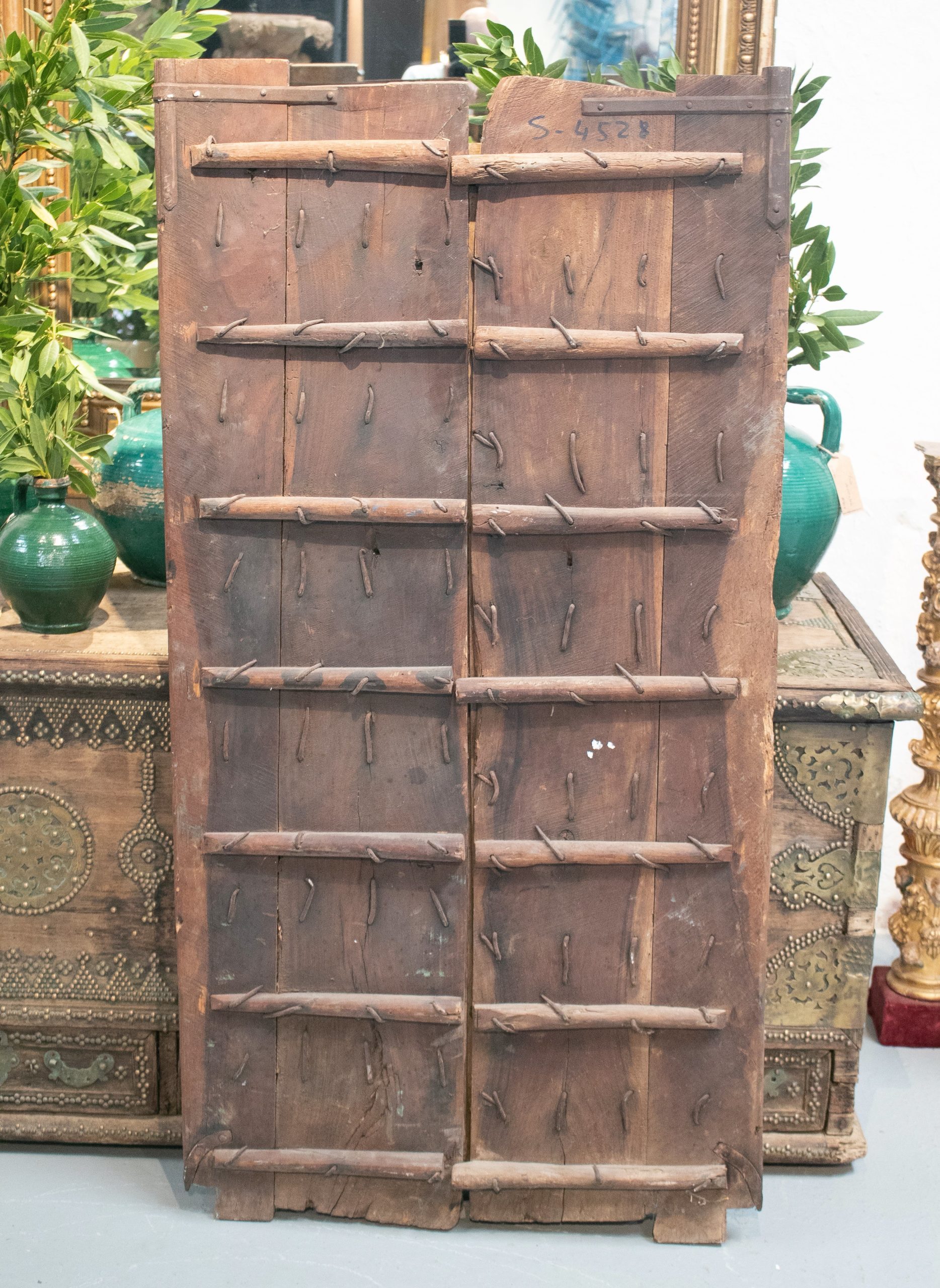 Puerta de Madera de la India Profusamente Decorada con Bronce y Hierro Ornamentales, de los Años 20
