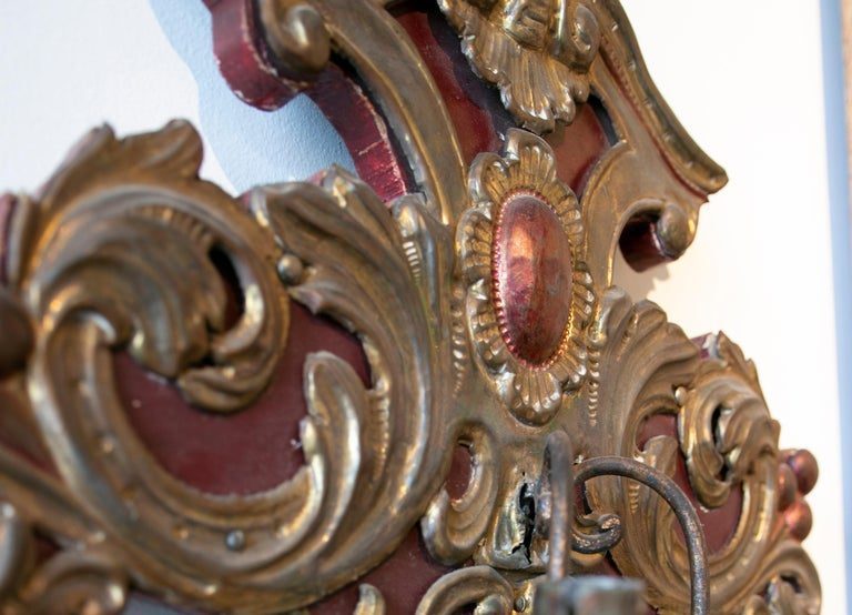Pareja de apliques del siglo XIX de madera y metal policromados