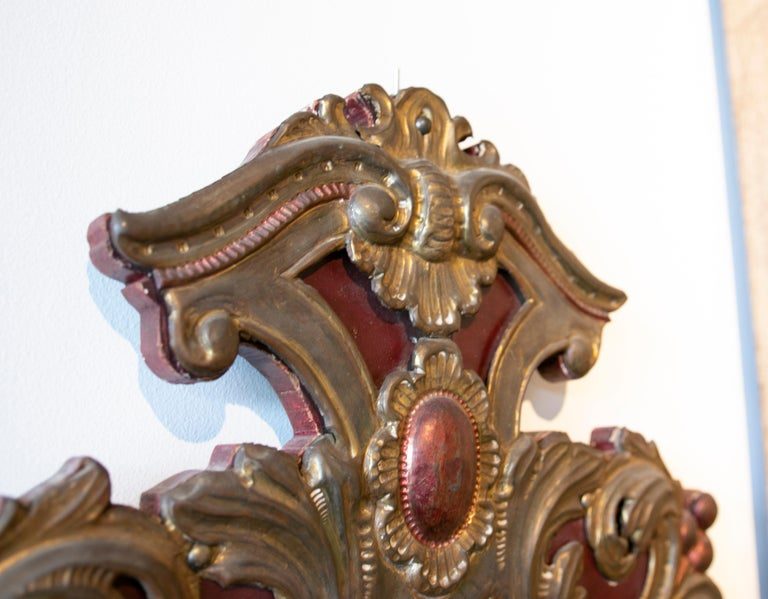 Pareja de apliques del siglo XIX de madera y metal policromados