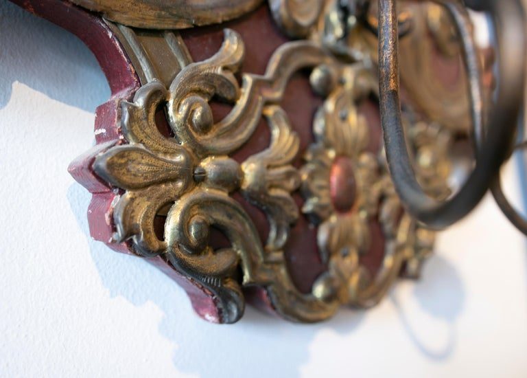 Pareja de apliques del siglo XIX de madera y metal policromados