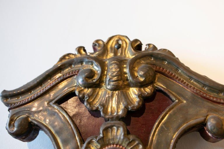 Pareja de apliques del siglo XIX de madera y metal policromados