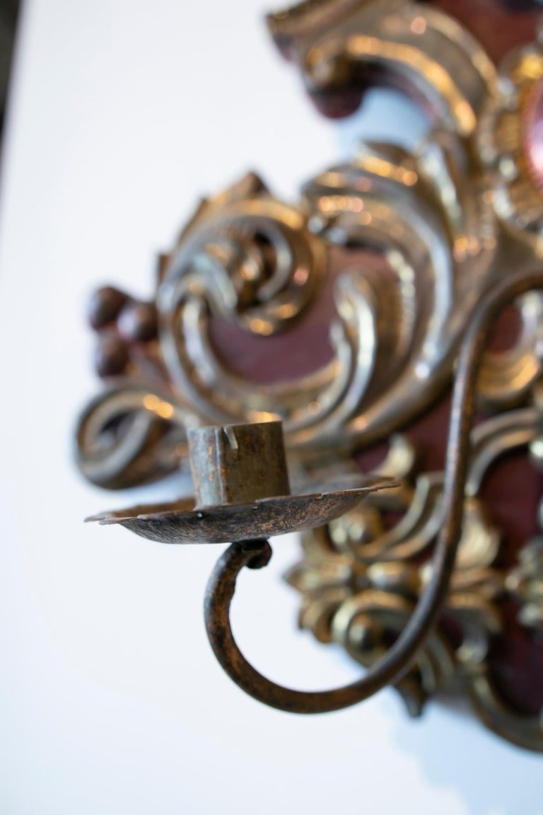 Pareja de apliques del siglo XIX de madera y metal policromados