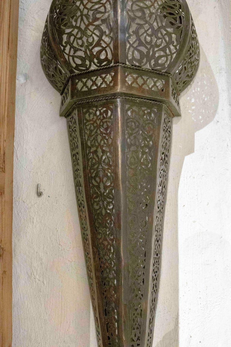 Pareja de apliques de pared estilo árabe de metal calado, años 90