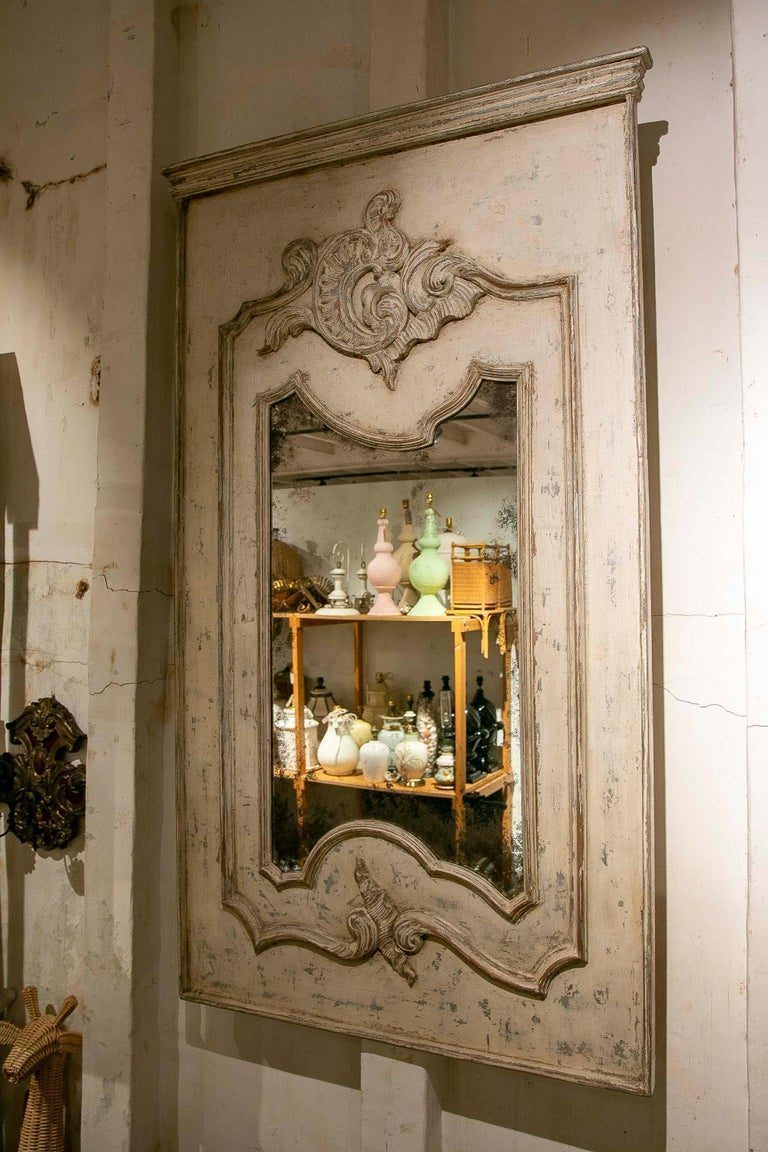 Antiguo Espejo Francés Tallado y Patinado con Decoración de Rocalla Blanca