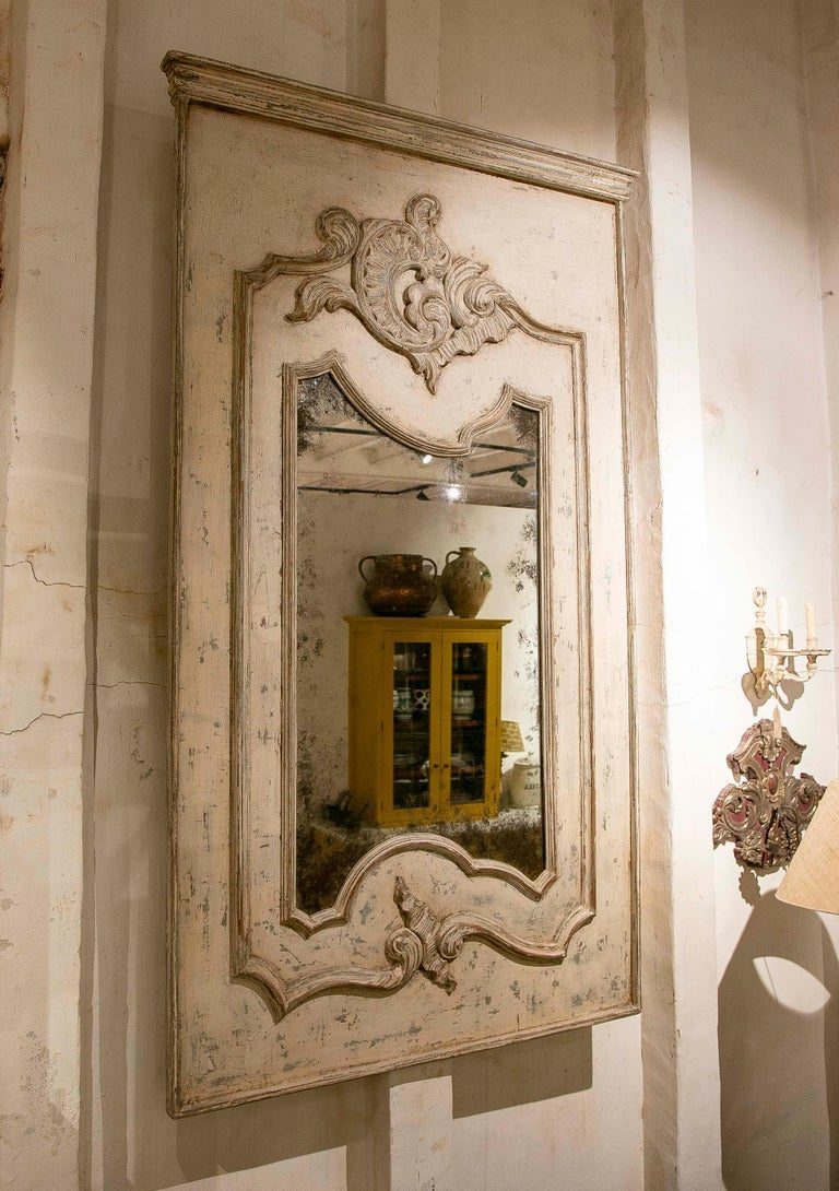 Antiguo Espejo Francés Tallado y Patinado con Decoración de Rocalla Blanca
