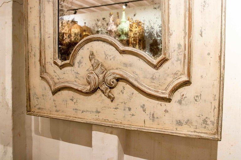 Antiguo Espejo Francés Tallado y Patinado con Decoración de Rocalla Blanca