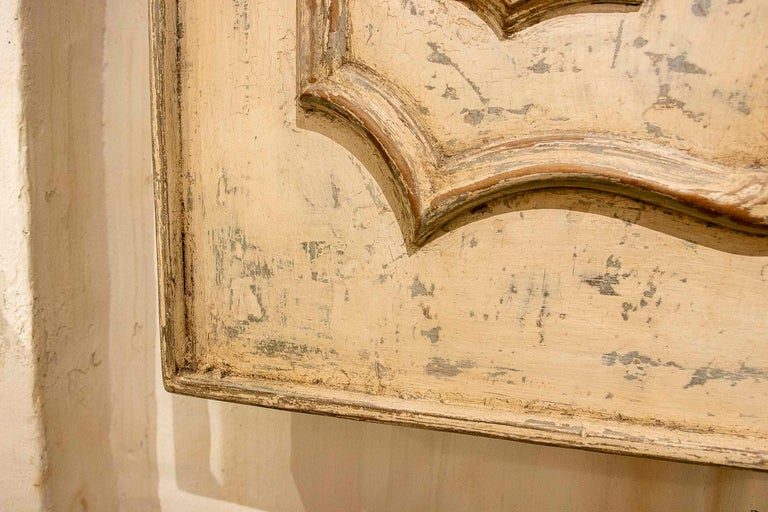 Antiguo Espejo Francés Tallado y Patinado con Decoración de Rocalla Blanca