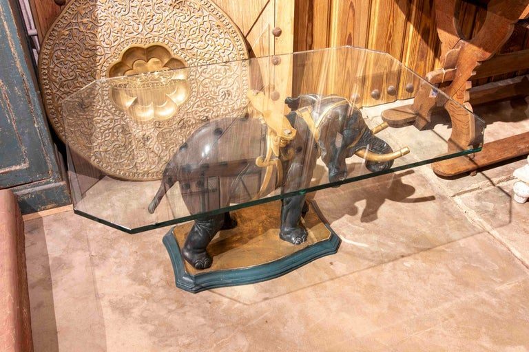 Mesa de café vintage de los años 70 con forma de elefante y tapa de cristal biselado, Italia