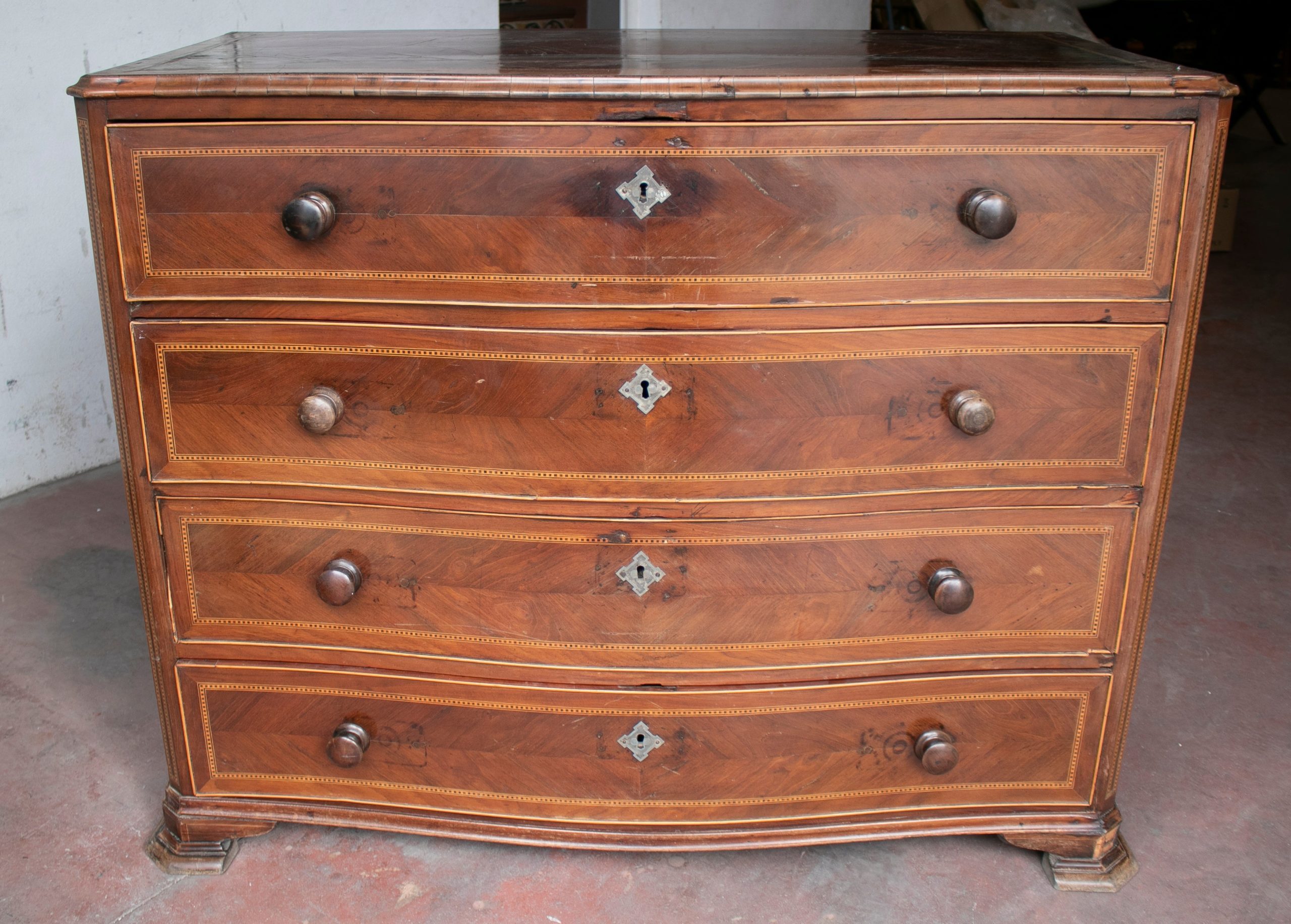 Cómoda Inglesa de Cuatro Cajones de Caoba y Madera de Limoncillo, del Siglo XVIII
