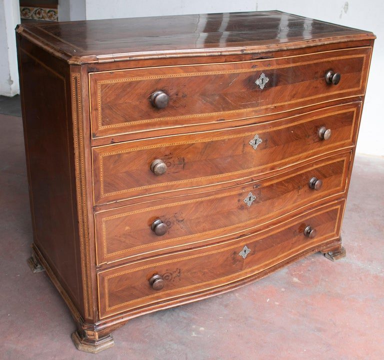 Cómoda Inglesa de Cuatro Cajones de Caoba y Madera de Limoncillo, del Siglo XVIII
