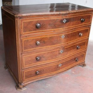 Cómoda Inglesa de Cuatro Cajones de Caoba y Madera de Limoncillo, del Siglo XVIII