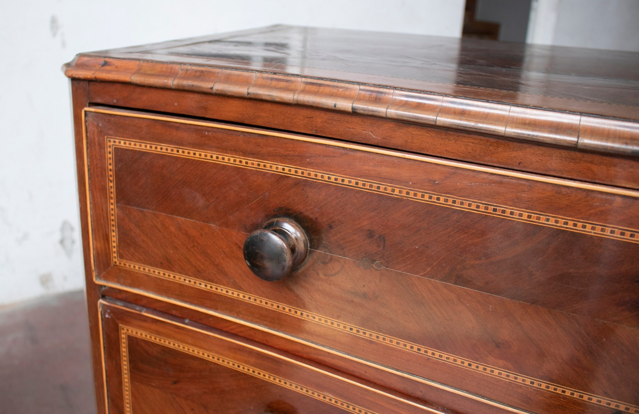 Cómoda Inglesa de Cuatro Cajones de Caoba y Madera de Limoncillo, del Siglo XVIII