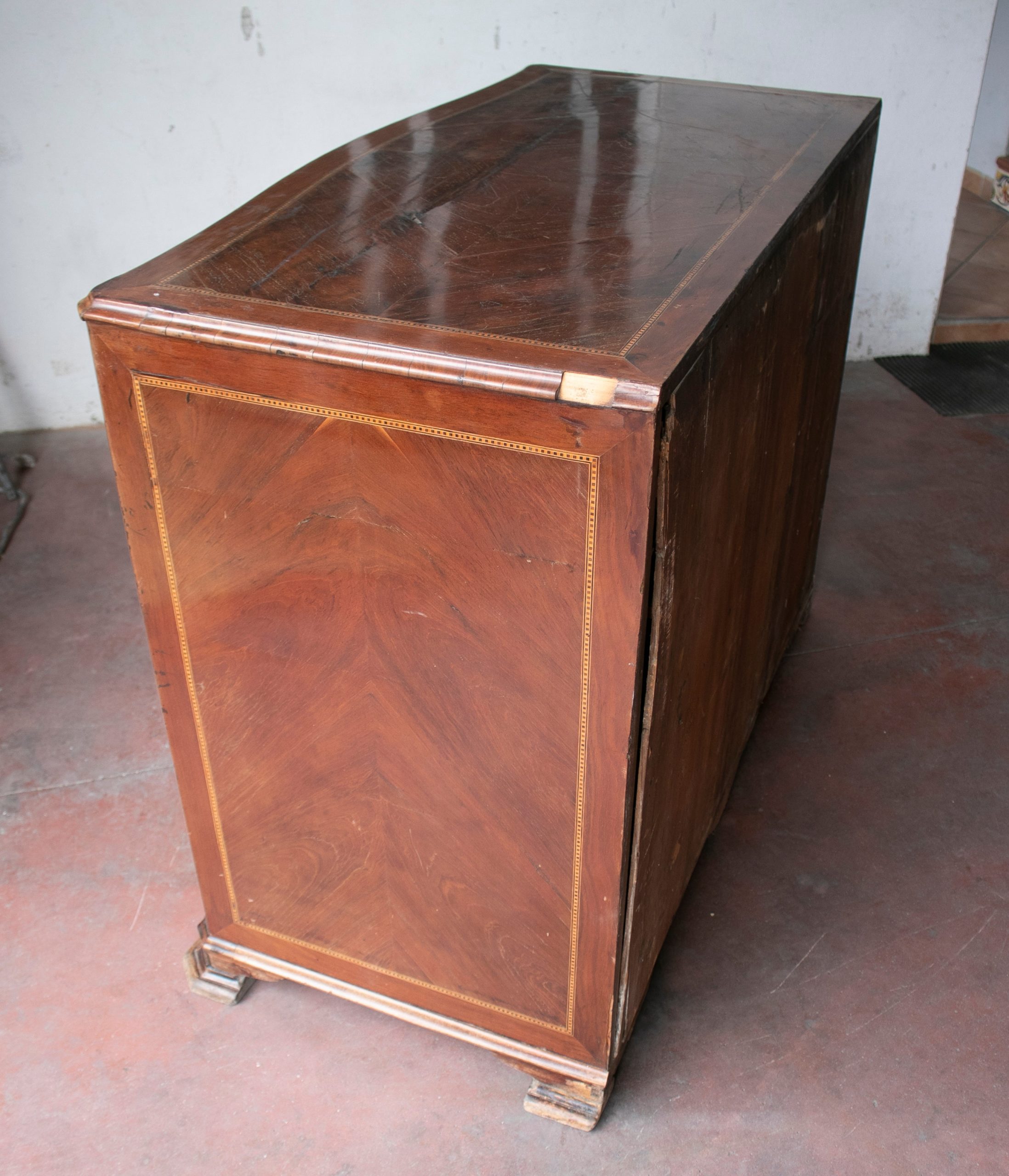 Cómoda Inglesa de Cuatro Cajones de Caoba y Madera de Limoncillo, del Siglo XVIII