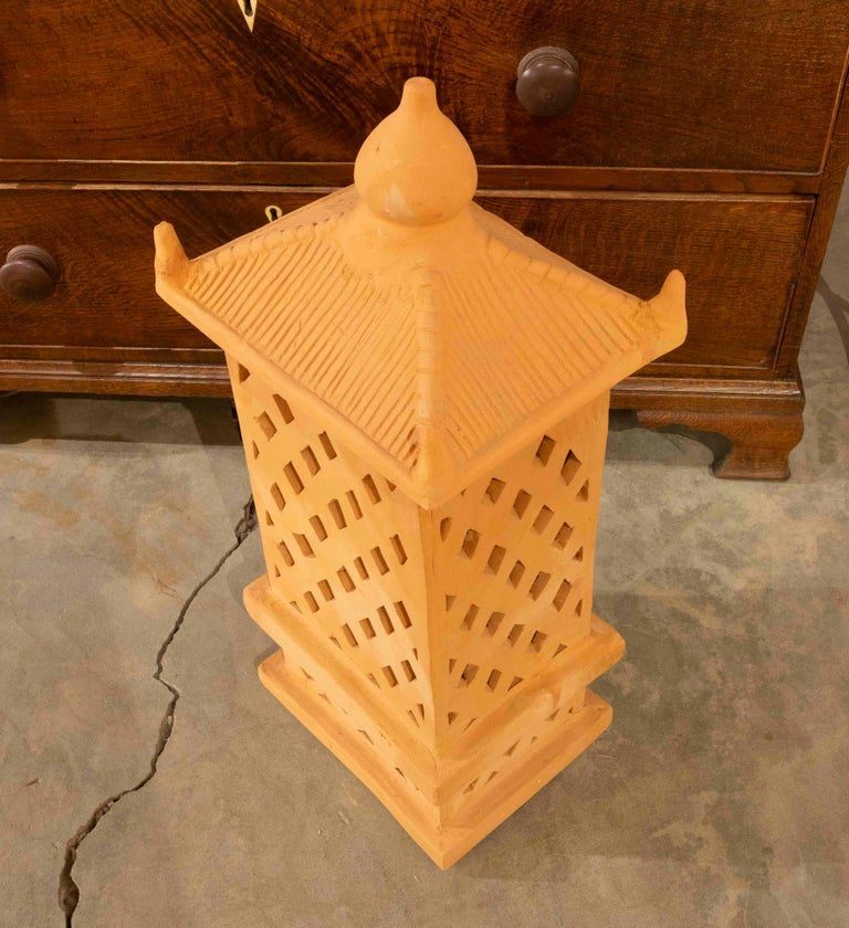 Pareja de faroles de terracota calada para velas