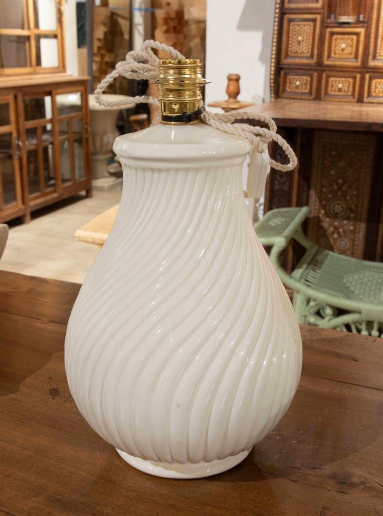 Lámpara de cerámica esmaltada blanca de los años 70 con diseño acanalado