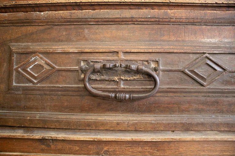 Cómoda inglesa del siglo XVI con herrajes originales