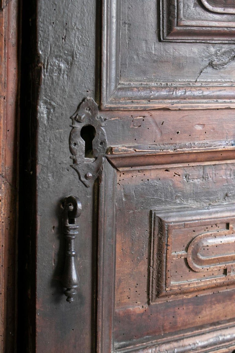 Cómoda inglesa del siglo XVI con herrajes originales