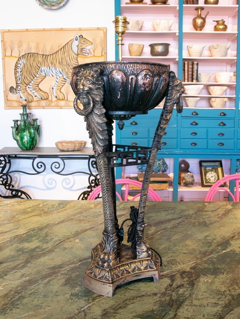 Lámpara de mesa de metal de los años 90 decorada con leones