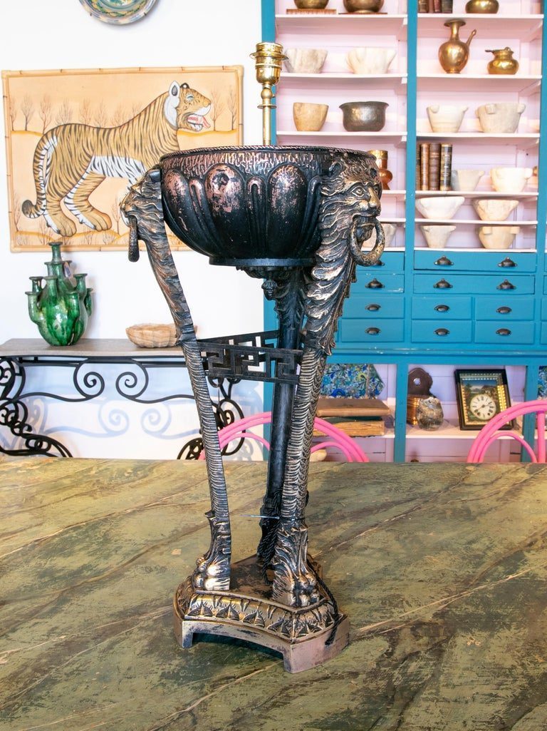 Lámpara de mesa de metal de los años 90 decorada con leones