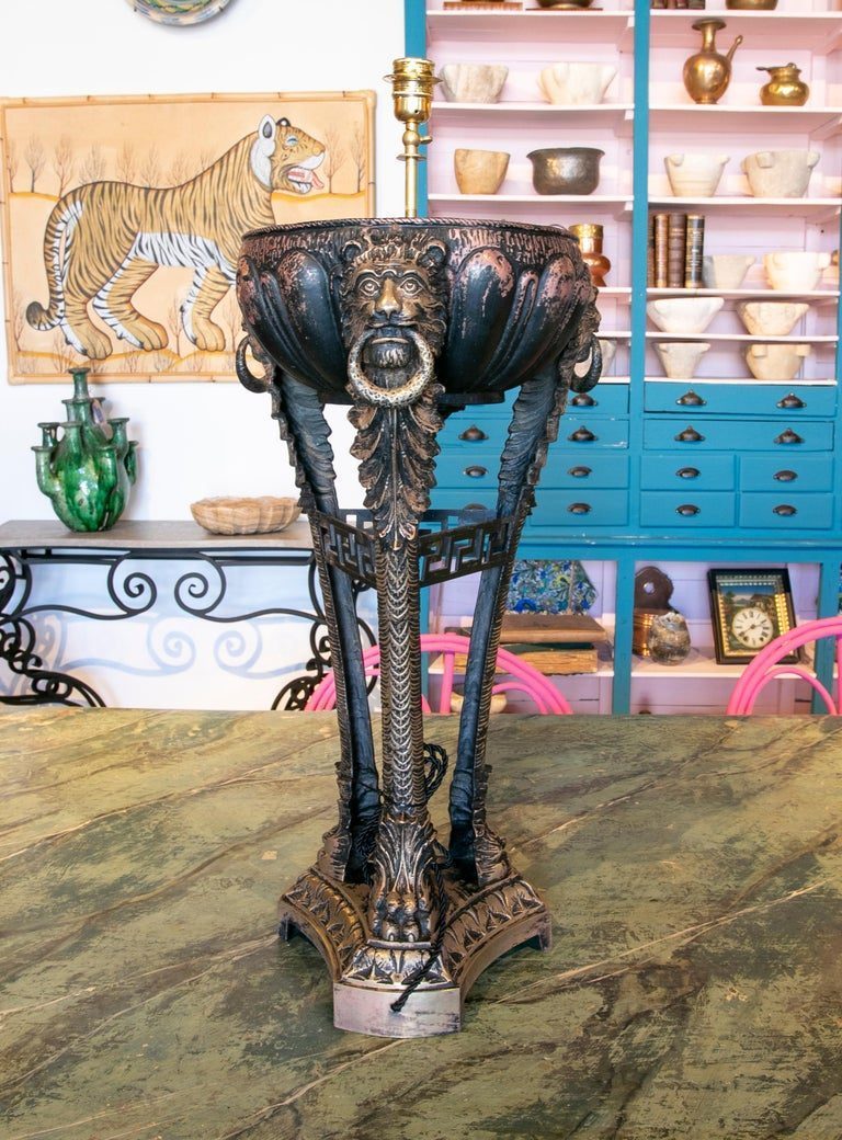Lámpara de mesa de metal de los años 90 decorada con leones