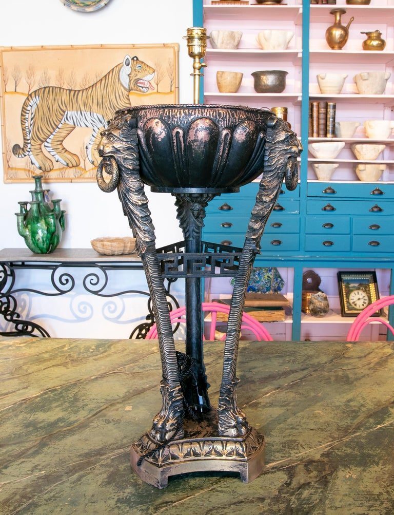 Lámpara de mesa de metal de los años 90 decorada con leones