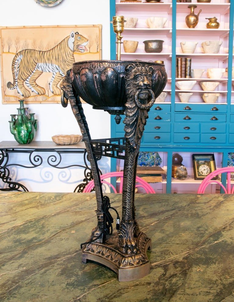 Lámpara de mesa de metal de los años 90 decorada con leones