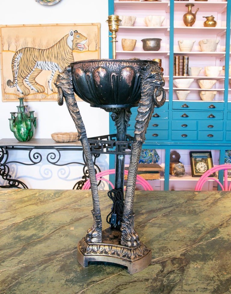 Lámpara de mesa de metal de los años 90 decorada con leones