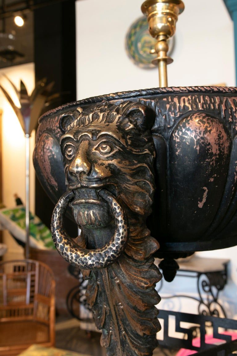 Lámpara de mesa de metal de los años 90 decorada con leones