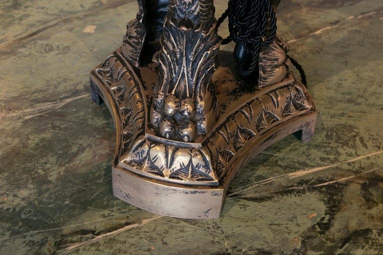 Lámpara de mesa de metal de los años 90 decorada con leones