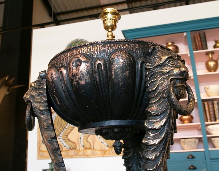 Lámpara de mesa de metal de los años 90 decorada con leones