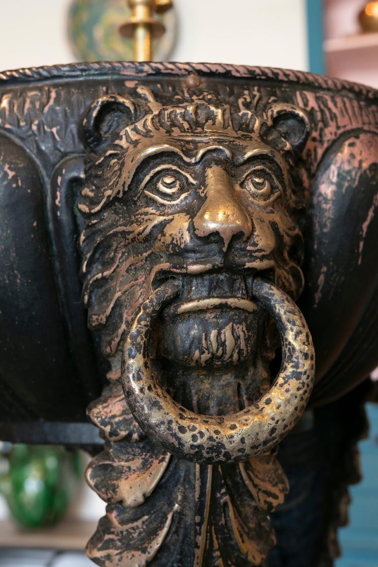 Lámpara de mesa de metal de los años 90 decorada con leones