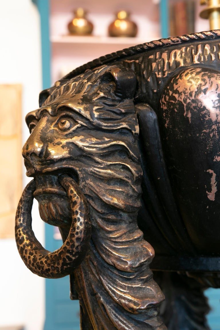 Lámpara de mesa de metal de los años 90 decorada con leones