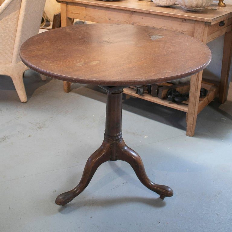 Mesa inglesa de pedestal redondo con ruedas de bronce del siglo XIX