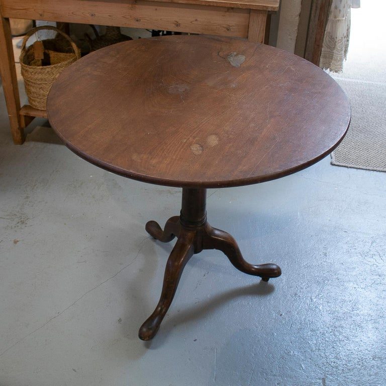 Mesa inglesa de pedestal redondo con ruedas de bronce del siglo XIX