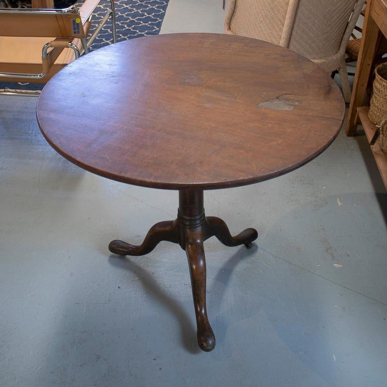Mesa inglesa de pedestal redondo con ruedas de bronce del siglo XIX
