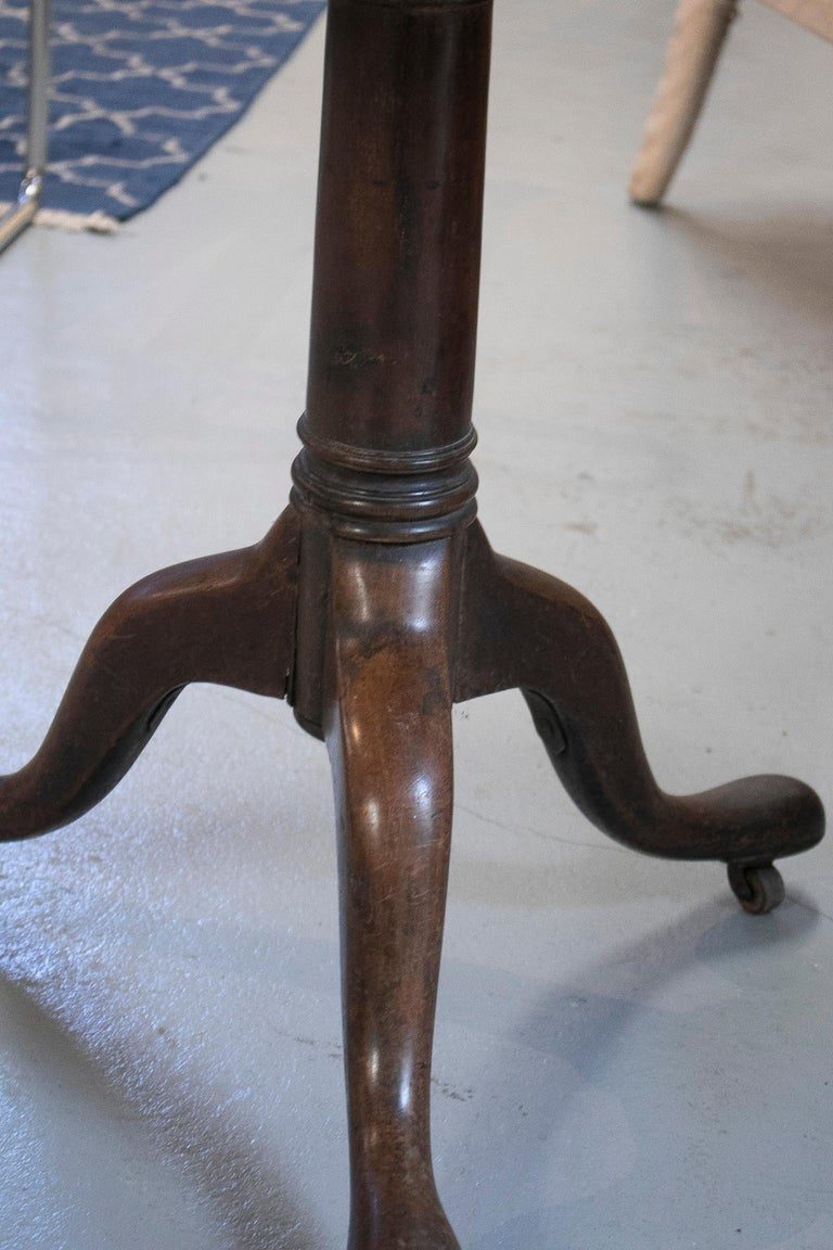 Mesa inglesa de pedestal redondo con ruedas de bronce del siglo XIX