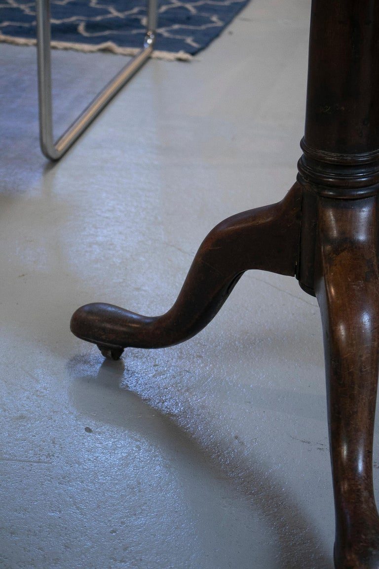 Mesa inglesa de pedestal redondo con ruedas de bronce del siglo XIX