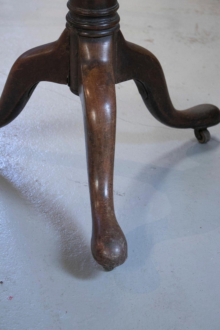 Mesa inglesa de pedestal redondo con ruedas de bronce del siglo XIX