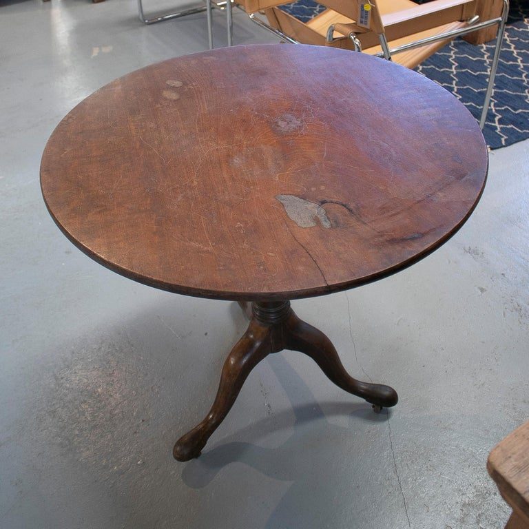 Mesa inglesa de pedestal redondo con ruedas de bronce del siglo XIX