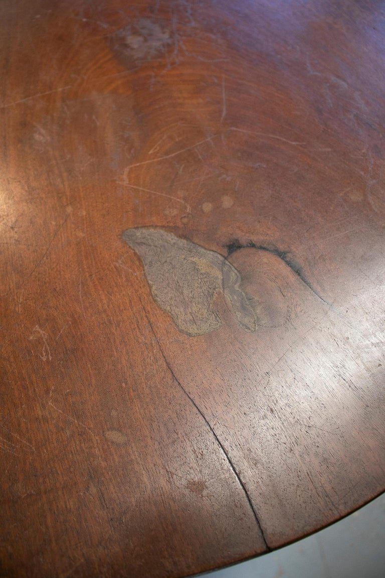 Mesa inglesa de pedestal redondo con ruedas de bronce del siglo XIX