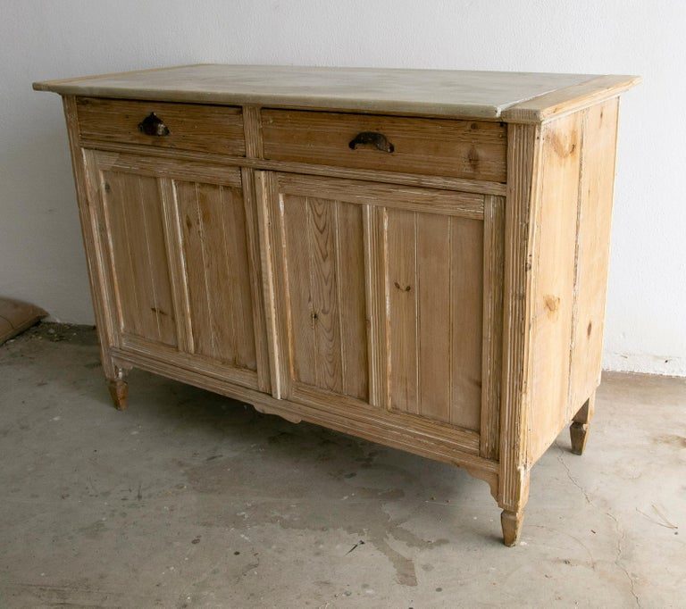 Consola de 2 puertas dobles y 2 cajones con cubierta de mármol de una casa de campo española de la década de 1930
