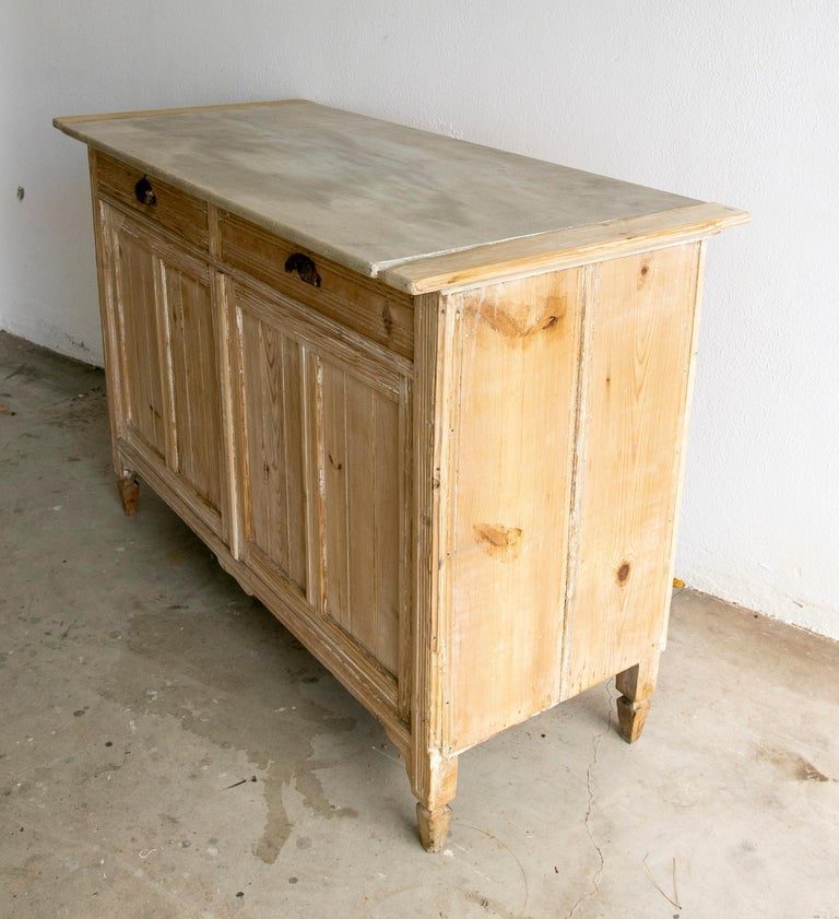 Consola de 2 puertas dobles y 2 cajones con cubierta de mármol de una casa de campo española de la década de 1930