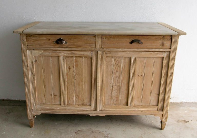 Consola de 2 puertas dobles y 2 cajones con cubierta de mármol de una casa de campo española de la década de 1930