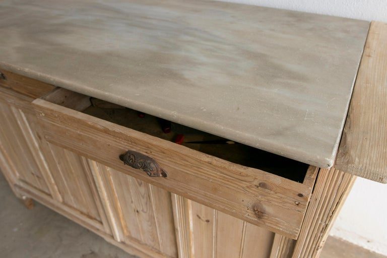Consola de 2 puertas dobles y 2 cajones con cubierta de mármol de una casa de campo española de la década de 1930