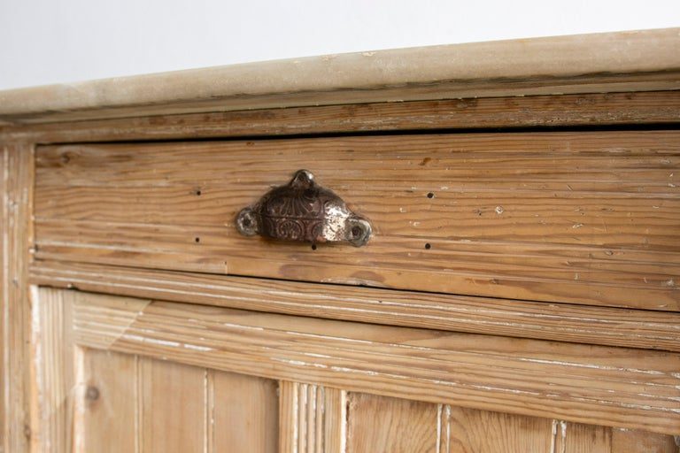 Consola de 2 puertas dobles y 2 cajones con cubierta de mármol de una casa de campo española de la década de 1930