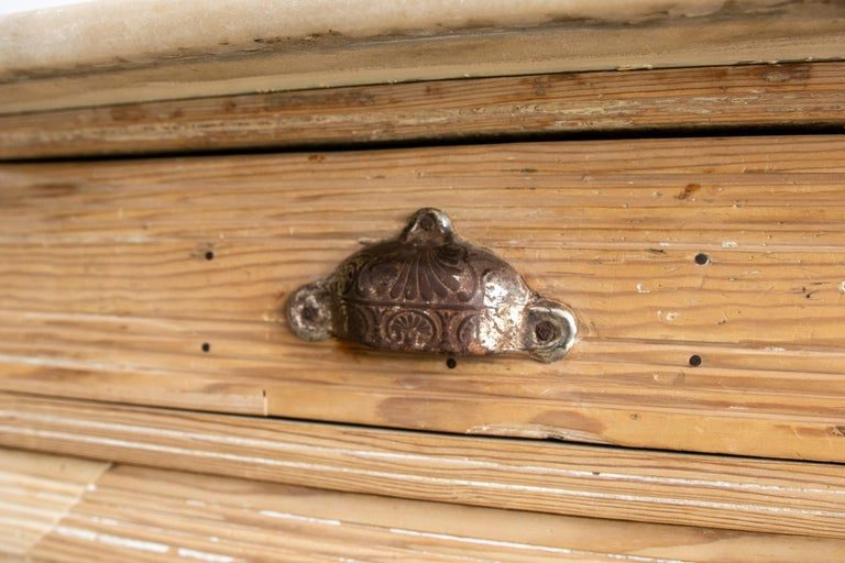 Consola de 2 puertas dobles y 2 cajones con cubierta de mármol de una casa de campo española de la década de 1930