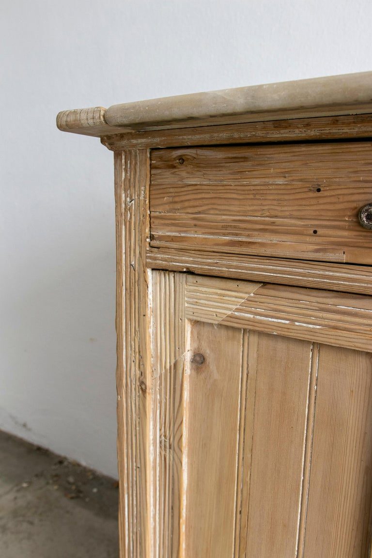 Consola de 2 puertas dobles y 2 cajones con cubierta de mármol de una casa de campo española de la década de 1930