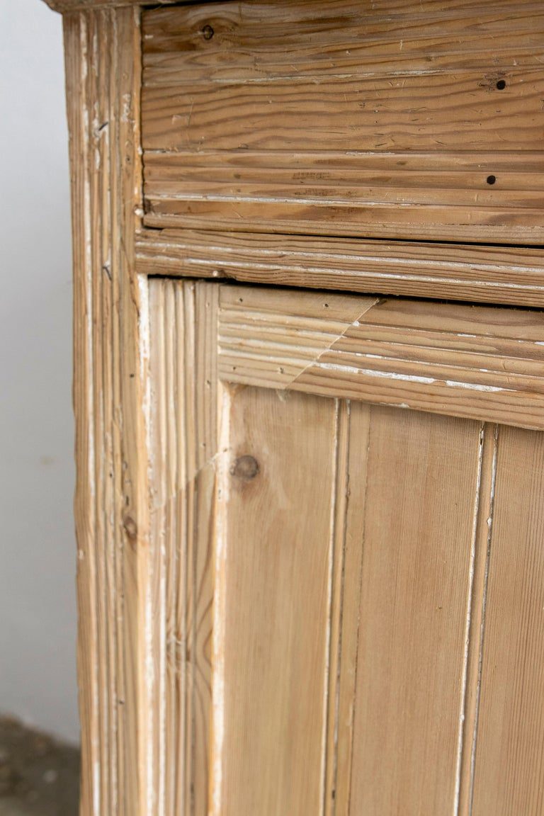 Consola de 2 puertas dobles y 2 cajones con cubierta de mármol de una casa de campo española de la década de 1930